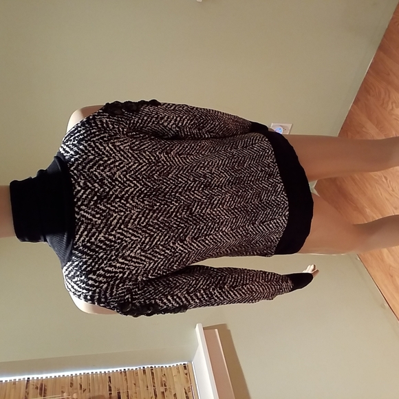 Leo Guy Beaded Embellished Cold Shoulder Turtleneck Sweater Size L/XL - Picture 5 of 8